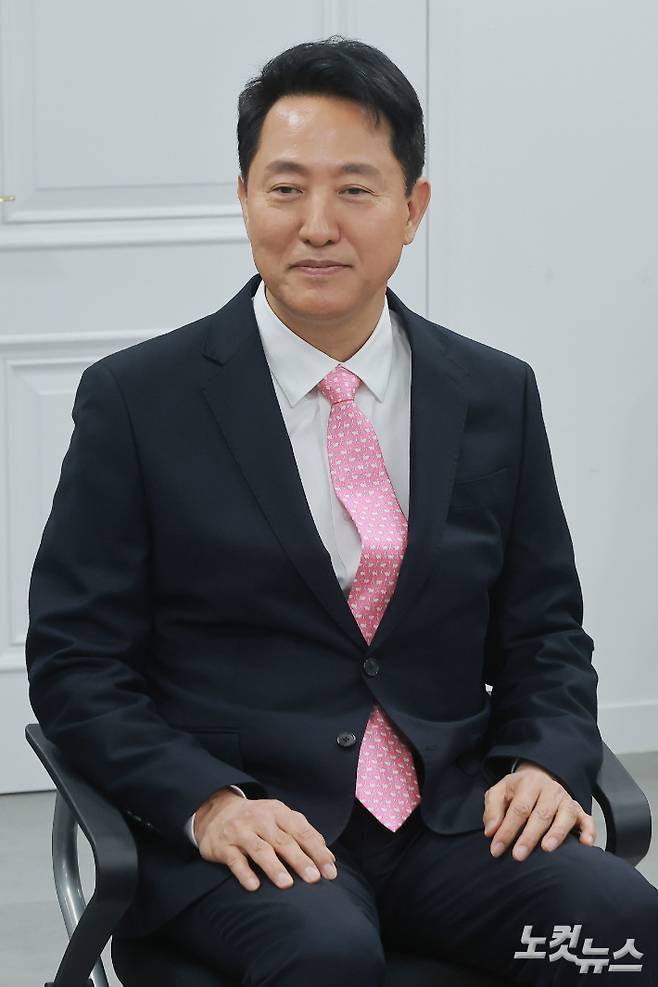 6·3 지방선거 서울시장에 도전하는 오세훈 서울시장이 22일 서울 영등포구 여의도 국민의힘 중앙당사에서 열린 광역단체장 후보 면접에 참석해 시작을 기다리고 있다. 황진환 기자