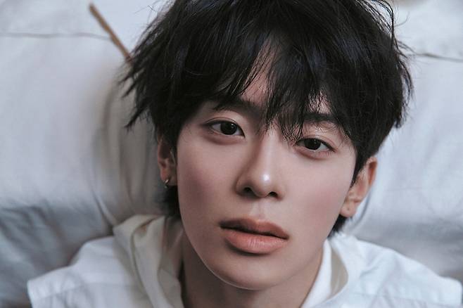 2019년 베리베리로 데뷔한 강민은 7년 만에 솔로로 첫 발걸음을 떼게 됐다. 젤리피쉬엔터테인먼트 제공