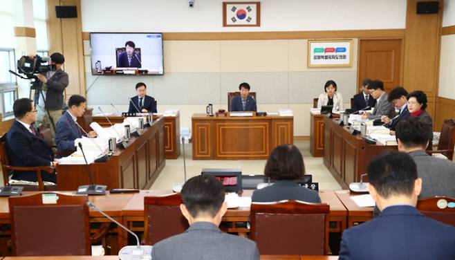 강원특별자치도의회 교육위원회는 26일 제344회 임시회 제2차 회의를 열고 2026년도 제1회 강원도교육청 교육비 특별회계 세입·세출 추가경정예산안을 원안 가결했다. 강원도의회 제공