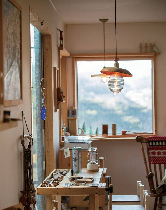 목공방 가비뉴(Ghavigne) 내부. 넓은 창을 통해 펼쳐지는 자연 풍경을 감상하며 목공을 즐길 수 있다.