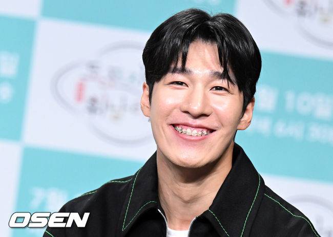 [OSEN=조은정 기자]&nbsp;7일 오후 서울 마포구 상암 MBC 골든마우스홀에서 MBC 새 예능 ‘도포자락 휘날리며’ 제작발표회가 열렸다.김종국, 지현우, 주우재, 노상현, 황대헌이 ‘출연하는 도포자락 휘날리며'는 오는 7월 10일 일요일 저녁 6시 30분 첫 방송된다.쇼트트랙 국가대표 황대헌이 질의응답 시간을 갖고 있다. 2022.07.07 /cej@osen.co.kr