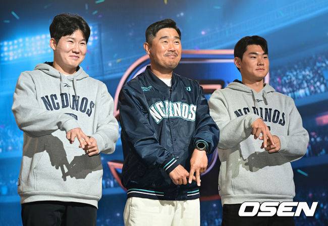 [OSEN=조은정 기자] 2026 신한 SOL KBO 리그 미디어데이&팬페스트 행사가 26일 서울 송파구 롯데호텔 월드에서 열렸다.2026 KBO 리그 정규 시즌은 오는 28일 인천(KIA-SSG), 잠실(LG-KT), 대구(삼성-롯데), 창원(NC-두산), 대전(한화-키움) 등 5개 구장에서 개막한다.&nbsp;NC 박민우, 이호준 감독, 김주원이 포즈를 취하고 있다. 2026.03.26 /cej@osen.co.kr