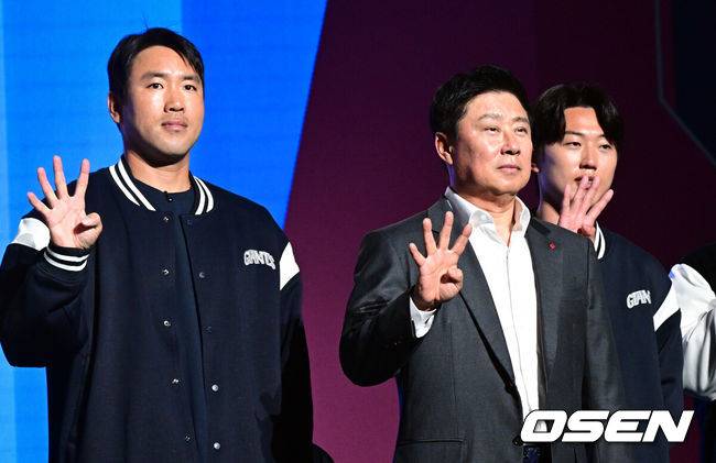 [OSEN=조은정 기자] 2026 신한 SOL KBO 리그 미디어데이&팬페스트 행사가 26일 서울 송파구 롯데호텔 월드에서 열렸다.2026 KBO 리그 정규 시즌은 오는 28일 인천(KIA-SSG), 잠실(LG-KT), 대구(삼성-롯데), 창원(NC-두산), 대전(한화-키움) 등 5개 구장에서 개막한다.&nbsp;롯데 전준우(왼쪽부터), 김태형 감독, 전민재가 포즈를 취하고 있다. 2026.03.26 /cej@osen.co.kr