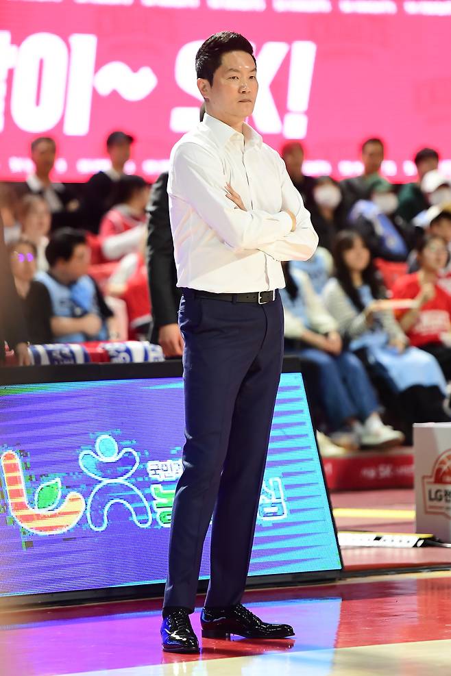 서울 SK 전희철 감독이 25일 서울 송파구 잠실학생체육관에서 열린 2025~2026 LG전자 프로농구 정규리그 고양 소노와의 홈경기에서 치열한 접전이 이어지자 굳은 표정으로 코트 위 상황을 살피고 있다. KBL 제공
