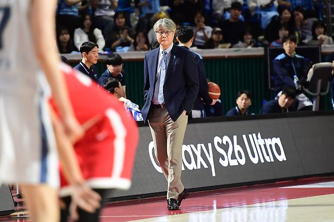 고양 소노 손창환 감독이 25일 서울 송파구 잠실학생체육관에서 열린 2025~2026 LG전자 프로농구 정규리그 서울 SK와의 원정경기에서 접전이 이어지자 코트 위 상황을 살피고 있다. KBL 제공