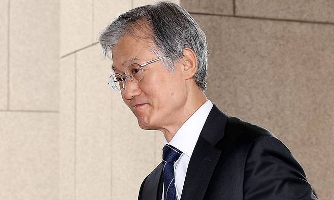 조희대 대법원장이 25일 서울 서초구 대법원으로 출근하고 있다. 뉴스1