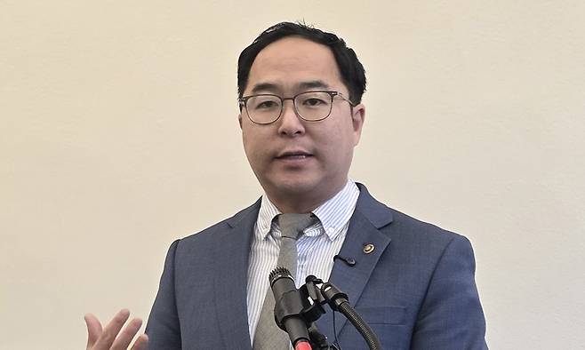 앤디 김 미국 연방상원의원(뉴저지·민주)이 25일(현지시간) 워싱턴 연방의회 러셀 상원의원빌딩에서 아시아태평양·한국 기자단과 간담회를 갖고 있다. 홍주형 특파원