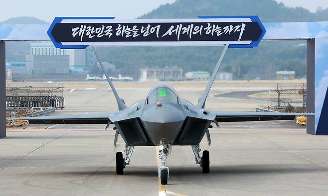 25일 경남 사천 한국항공우주산업(KAI)에서 KF-21 양산 1호기를 공개하고 있다. 청와대통신사진기자단