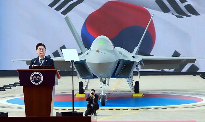 이재명 대통령이 25일 경남 사천 한국항공우주산업(KAI)에서 열린 KF-21 양산 1호기 출고식에서 격려사를 하고 있다. 청와대통신사진기자단