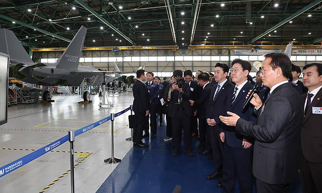이재명 대통령이 25일 경남 사천 한국항공우주산업(KAI)에서 KF-21 양산 1호기 생산 현장을 시찰하고 있다. 사천=뉴시스