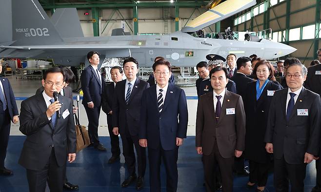 이재명 대통령이 25일 경남 사천 한국항공우주산업(KAI)에서 김종출 KAI 대표이사의 안내를 받으며 KF-21 생산현장을 살펴보고 있다. 사천=뉴스1