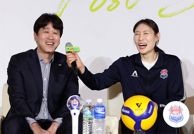 한국도로공사 김종민 감독과 배유나가 지난 3월 20일 서울 강남구 호텔 청담 리베라 베르사이유홀에서 열린 진에어 2025~2026 V리그 포스트시즌 미디어데이에서 각오를 전하고 있다. 뉴시스