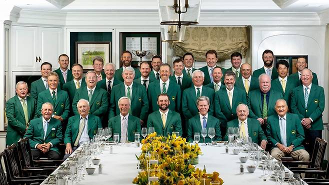 마스터스 챔피언들이 2025년 챔피언스 디너에서 기념 촬영을 하고 있다. 마스터스 홈페이지