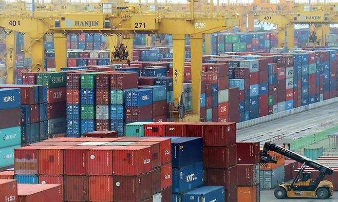 인천 연수구 인천신항에서 컨테이너 상·하역 작업이 이뤄지고 있다. 뉴스1