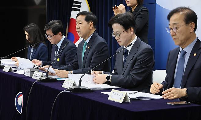 대응방안 발표 26일 서울 종로구 정부서울청사에서 열린 비상경제 점검회의 관련 관계부처 합동브리핑에서 구윤철 부총리 겸 재정경제부 장관(가운데)이 중동전쟁에 따른 비상경제 대응방안을 발표하고 있다. 왼쪽부터 김진아 외교부 2차관, 김성환 기후에너지환경부 장관, 구 부총리, 김정관 산업통상부 장관, 김윤덕 국토교통부 장관. 연합뉴스