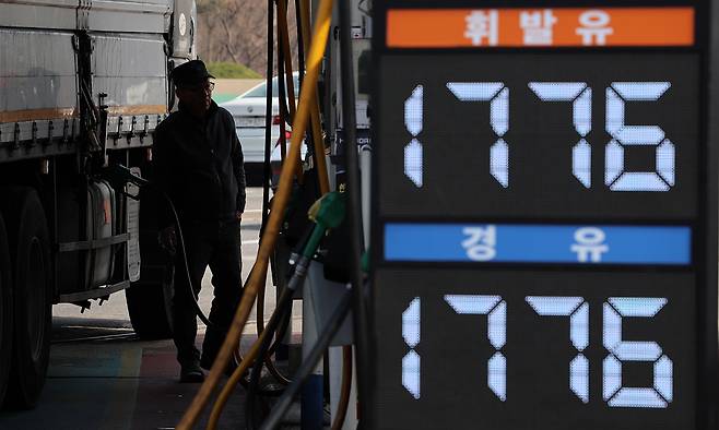 정부가 중동 사태에 따른 유가 상승 부담을 완화하기 위해 유류세 인하 폭 확대를 발표한 26일 서울 서초구 만남의광장 주유소에서 고객이 주유를 하고 있다. 뉴시스