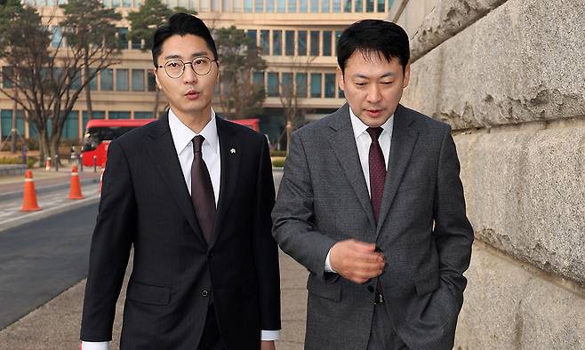 통근버스 타고 출근한 野 대표 국민의힘 장동혁 대표(오른쪽)가 26일 오전 서울 여의도 국회에서 박준태 당대표 비서실장과 함께 출근하고 있다. 장 대표는 이날 차량 5부제에 시행에 따라 국회 통근버스를 이용해 국회로 출근했다. 최상수 기자