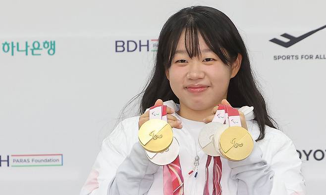 김윤지가 26일 서울 송파구 올림픽회관에서 열린 대한민국 선수단 MVP 기자회견에서 포즈를 취하고 있다. 연합뉴스