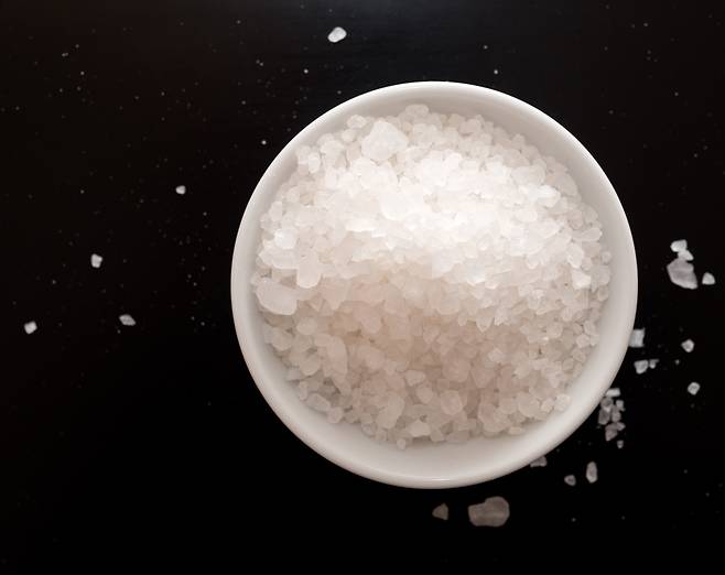 굵은 소금. 최근 온라인에서는 소금을 활용한 변기 청소법이 확산되고 있다. 사진=게티이미지뱅크