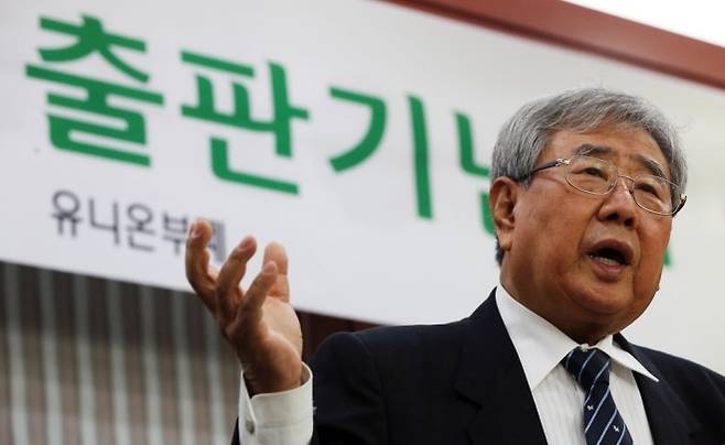 고문기술자 이근안씨가 지난 2012년 12월 14일 서울 성동구의 한 식당에서 연 자서전 출판기념회에서 입장 표명을 하는 모습. 연합뉴스