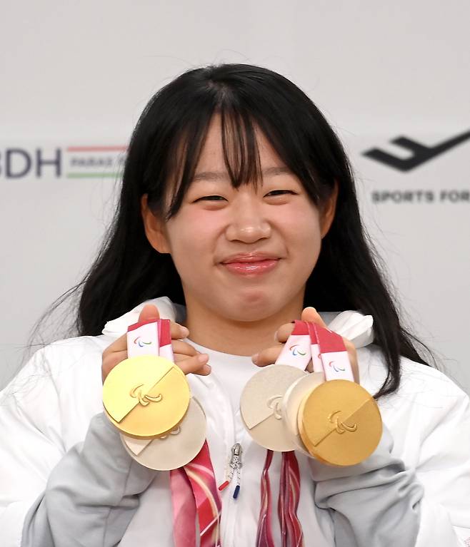 김윤지가 26일 서울 송파구 올림픽회관에서 열린 기자회견에서 2026 밀라노·코르티나담페초 동계 패럴림픽에서 수확한 메달들을 들고 포즈를 취하고 있다. 사진 제공=대한장애인체육회