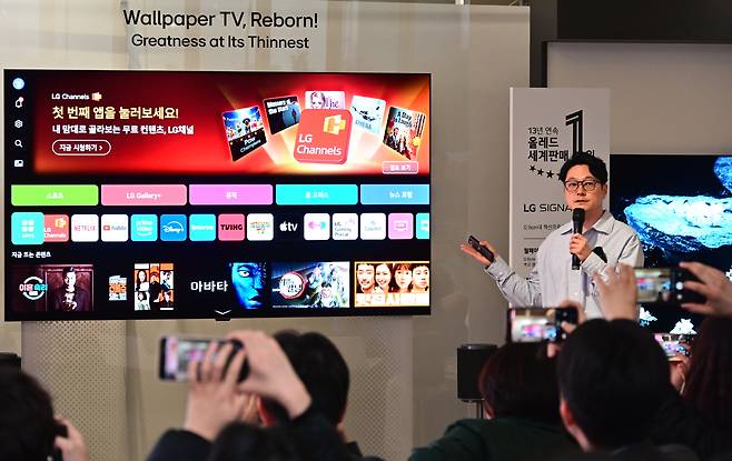 권태진 LG전자 디스플레이솔루션기획팀장이 25일 서울 영등포구 그라운드220에서 열린 신제품 설명회에서 ‘LG 올레드 에보’를 소개하고 있다. LG전자