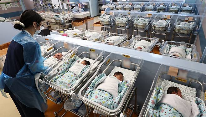 경기도 고양시 CHA의과학대학교 일산차병원 신생아실에서 간호사가 신생아를 돌보고 있다. &copy;연합뉴스