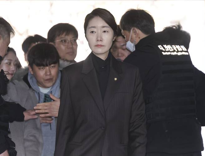 김경 전 서울시의원에게 '1억 공천 헌금'을 수수한 혐의를 받는 강선우 무소속 의원이 3월3일 서울 서초구 서울중앙지방법원에서 열린 구속 전 피의자 심문(영장실질심사)에 출석하고 있다. ⓒ시사저널 박정훈