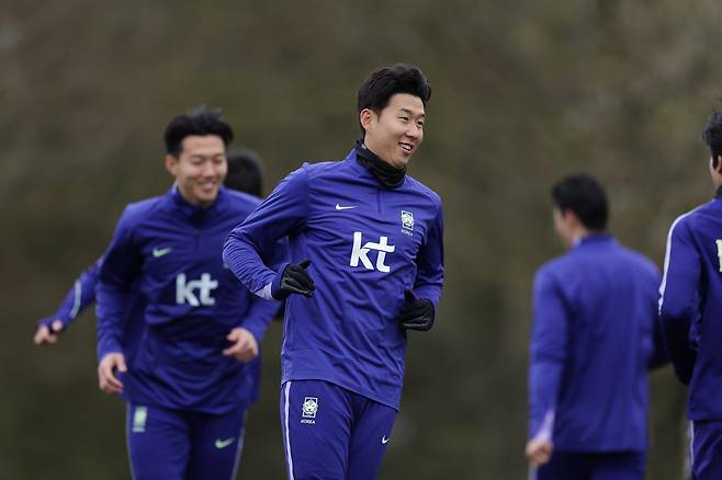 축구국가대표팀 주장 손흥민(가운데)이 25일(한국시간) MK돈스 훈련장서 밝은 표정으로 훈련을 소화하고 있다. 사진제공|대한축구협회