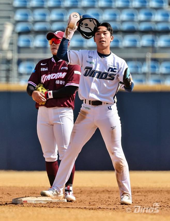 NC 허윤(오른쪽)은 ‘2026 신한 SOL KBO리그’ 시범경기서 도루 5개를 하며 해당 부문 전체 1위에 올랐다. 그는 주루 스페셜리스트로 활약을 예고했다. 사진제공｜NC 다이노스