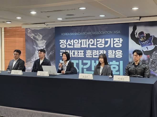 류제훈 대한스키스노보드협회 국제국장, 김상겸, 김나미 대한체육회 사무총장, 유승은, 박재민 협회 심판위원장(왼쪽부터)이 26일 서울 태평로 프레스센터서 열린 기자간담회서 취재진의 질문에 대답하고 있다. 사진제공│대한스키스노보드협회