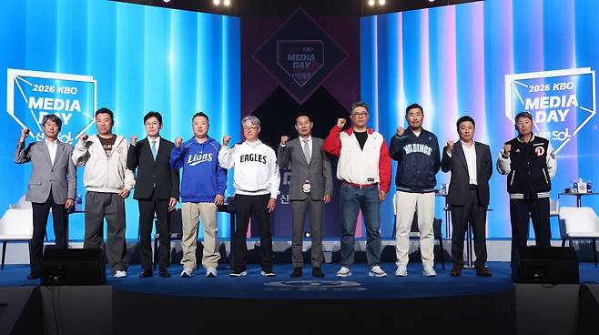 KBO 10개 구단 감독들이 26일 서울 송파구 롯데호텔월드 크리스탈볼룸서 열린 ‘2026 신한 SOL KBO 미디어데이’에 참가해 시즌 각오를 나타내고 있다. 서울｜뉴시스