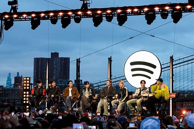 돌아온 방탄소년단이 현지 시간 24일 미국 뉴욕에서 글로벌 대중음악 플랫폼 스포티파이와 함께 초대형 음감회 ‘스윔사이드’를 열었다. 복귀 음반 ‘아리랑’의 수록곡 ‘보디 투 보디’를 선보인 무대에서는 일명 ‘아리랑 떼창’이 실제 벌어져 화제를 모았다. 해당 노래의 말미는 ‘아리랑’ 샘플링으로 장식돼 있다. 사진제공|빅히트뮤직