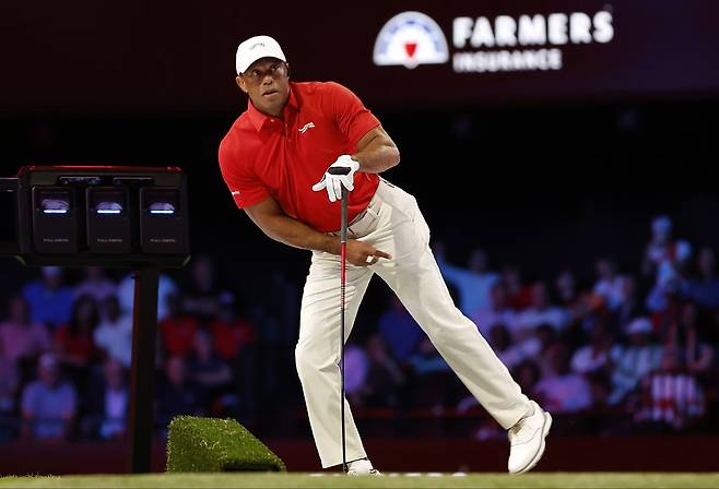 타이거 우즈가 지난 25일 열린 스크린골프 리그 TGL 결승 2차전 도중 티샷을 한 뒤 공의 궤적을 바라보고 있다. TGL 홈페이지 캡처