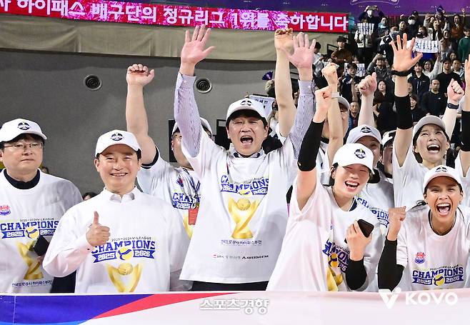 김종민 한국도로공사 감독이 정규시즌 우승을 확정한 뒤 만세를 외치며 기념촬영을 하고 있다. KOVO 제공