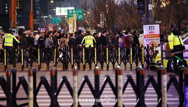 방탄소년단(BTS) 컴백 공연 당일인 21일 팬들과 시민들이 서울 종로구 광화문 광장에 마련된 공연장 인근을 지나고 있다. /2026.03.21 /사진=김휘선 hwijpg@