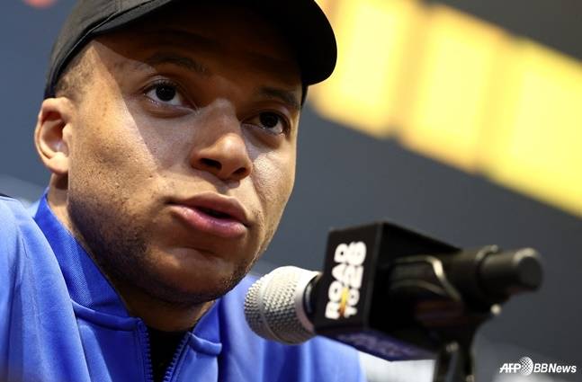 프랑스 국가대표팀에 합류한 킬리안 음바페가 직접 기자회견에 나서 취재진의 질문에 답하고 있다. /AFPBBNews=뉴스1