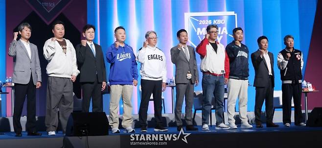 '2026 신한 SOL KBO 리그 미디어데이&팬페스트'가 26일 서울 잠실 롯데호텔 월드에서 열렸다.  설종진 키움(왼쪽부터), 이범호 KIA, 이강철 KT, 박진만 삼성, 김경문 한화, 염경엽 LG, 이숭용 SSG, 이호준 NC,  김태형 롯데, 김원형 두산 감독이 포즈를 취하고 있다. /사진=김진경 대기자