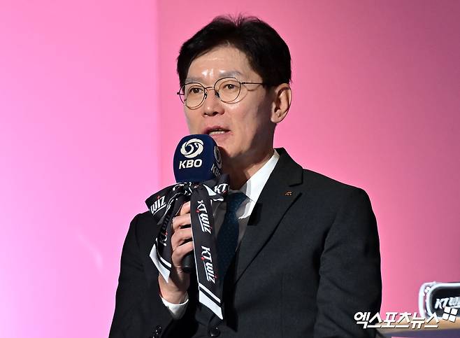 26일 오후 서울 송파구 롯데호텔 월드에서 열린 ‘2026 신한은행 SOL KBO’ 미디어데이, KT 이강철 감독이 출사표를 말하고 있다. 잠실, 김한준 기자
