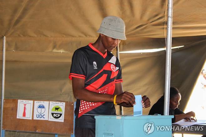 보츠와나 대선에서 투표하는 유권자 2024년 10월 30일 수도 가보로네 인근 마을에서 한 유권자가 투표하고 있다.[EPA 연합뉴스 자료사진. 재판매 및 DB 금지]