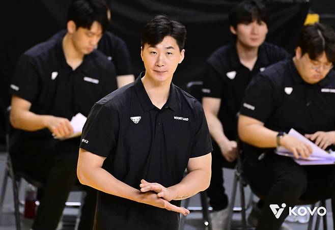 경기 지켜보는 박철우 우리카드 감독대행 [한국배구연맹 제공. 재판매 및 DB 금지]
