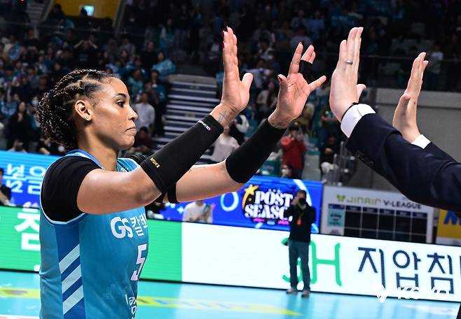 하이파이브 하는 GS칼텍스의 실바(왼쪽) [한국배구연맹 제공. 재판매 및 DB 금지]