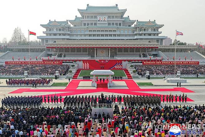 벨라루스 대통령 첫 방북…김정은, 김일성광장서 성대한 환영식 (평양 조선중앙통신=연합뉴스) 김정은 국무위원장의 초청으로 북한을 공식 방문한 알렉산드르 루카셴코 벨라루스 대통령을 환영하는 의식이 25일 평양 김일성광장에서 진행됐다고 조선중앙통신이 26일 보도했다. 김정은 위원장이 인민군 명예위병대와 명예기병대, 국방성중앙군악단이 정렬한 가운데 루카셴코 대통령 환영식을 성대하게 열었다. 2026.3.26 
    [국내에서만 사용가능. 재배포 금지. For Use Only in the Republic of Korea. No Redistribution] nkphoto@yna.co.kr