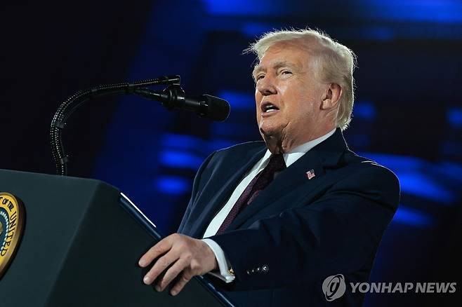 25일(현지시간) 공화당의회위원회(NRCC) 만찬 행사에서 연설하는 트럼프 미국 대통령 [AFP=연합뉴스. 재판매 및 DB 금지]