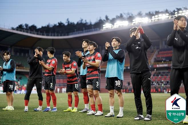 팬들에게 인사하는 포항 스틸러스 선수들 [한국프로축구연맹 제공. 재판매 및 DB 금지]