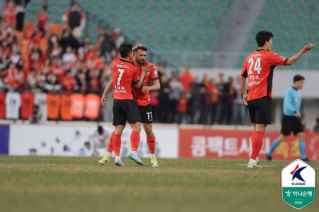 골세리머니를 펼치는 강원 선수들 [한국프로축구연맹 제공. 재판매 및 DB 금지]