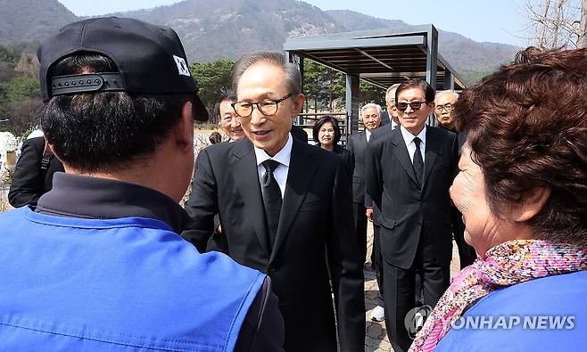지원봉사자와 인사 나누는 이명박 전 대통령 (대전=연합뉴스) 이주형 기자 = 이명박 전 대통령이 26일 국립대전현충원 천안함 46용사 묘역을 찾아 참배 후 이날 묘역을 찾은 자원봉사자들과 인사를 나누고 있다. 2026.3.26 coolee@yna.co.kr