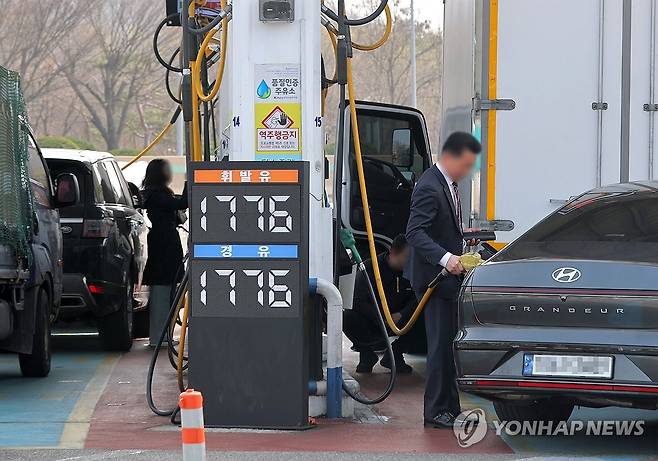 2차 석유 최고가격제 발표 앞두고 유가 상황은? (서울=연합뉴스) 류영석 기자 = 2차 석유 최고가격제 발표를 하루 앞둔 26일 서울 서초구 만남의광장 주유소에서 시민들이 주유를 하고 있다.
    이날 유가정보시스템 오피넷에 따르면 오전 9시 기준 전국 주유소 평균 휘발유 가격은 L당 1천819.1원으로 전날보다 0.1원 올랐다. 경유 가격은 같은 시각 1천815.1원으로 0.1원 하락했다. 2026.3.26 ondol@yna.co.kr