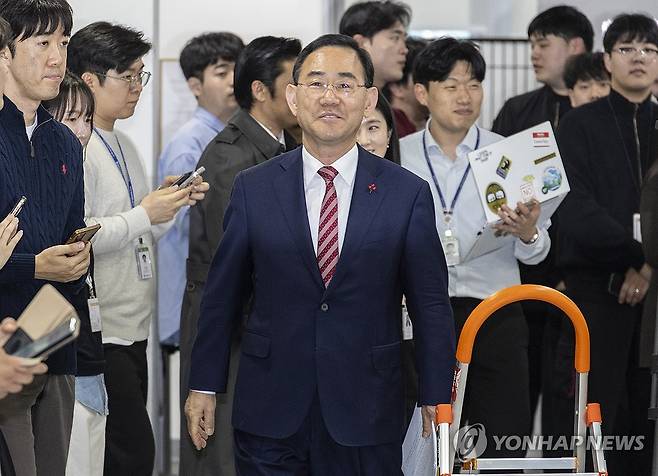 대구시장 후보 공천 '컷오프' 된 주호영 국회부의장 기자회견 입장 (서울=연합뉴스) 황광모 기자 = 국민의힘 대구시장 후보 경선에서 '컷오프'된 주호영 국회부의장이 26일 국회 소통관에서 기자회견을 위해 입장하고 있다. 주 부의장은 이날 서울남부지법에 대구시장 후보 탈락에 대한 효력 정지 가처분 신청을 했다. 2026.3.26 hkmpooh@yna.co.kr