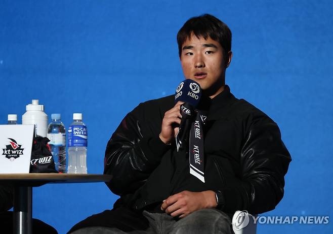 질문 답하는 kt 안현민 (서울=연합뉴스) 윤동진 기자 = kt 안현민이 26일 서울 롯데호텔 월드에서 열린 2026 신한 SOL KBO 리그 미디어데이에서 질문에 답하고 있다. 2026.3.26 mon@yna.co.kr